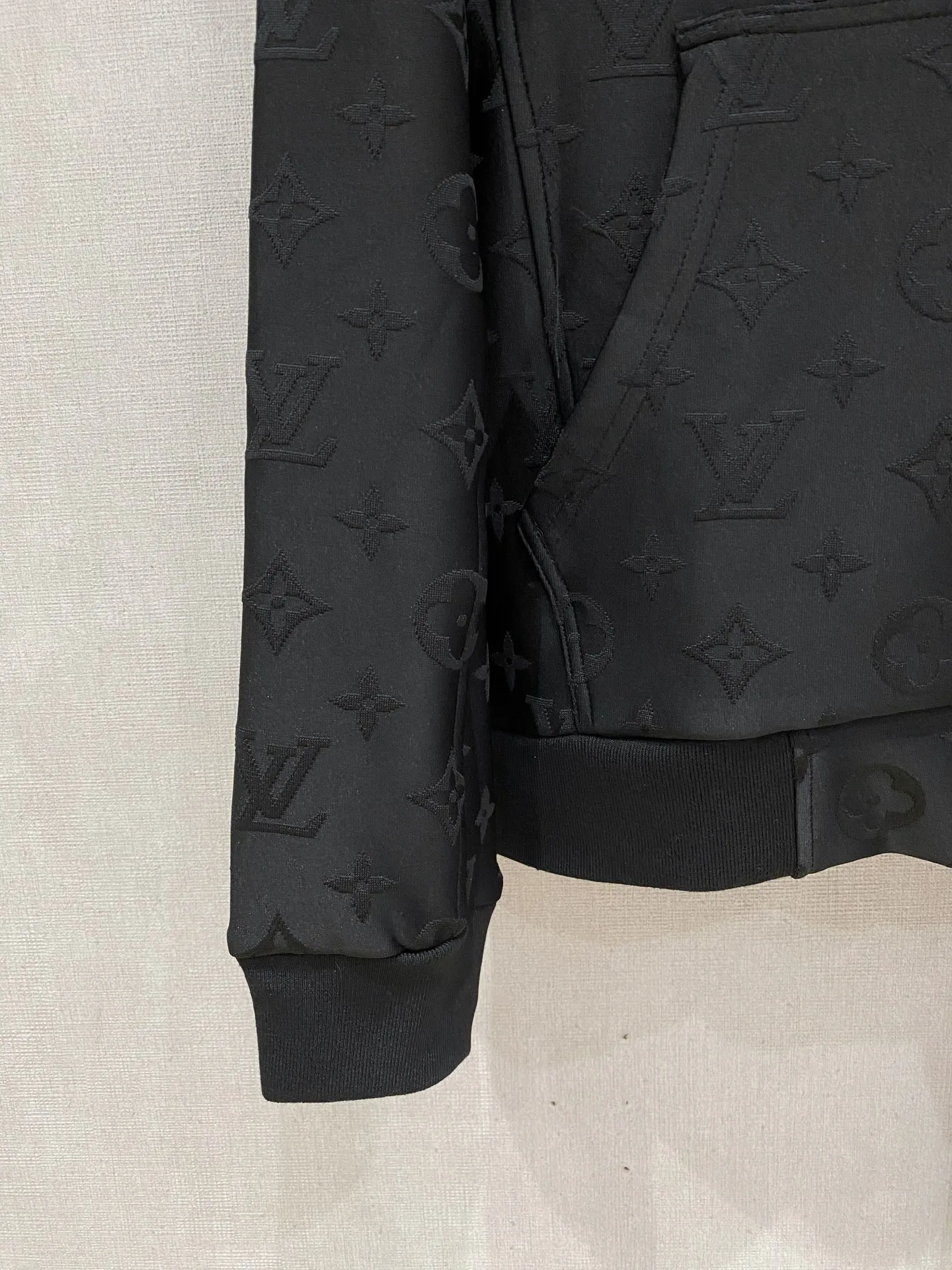 🅿️720 LV hot-selling suit is coming. Focus on the original version of the official website. 2025 new hot-selling cardigan suit. The original order is the best. 🇭🇰The meticulous work of top designers. It has a fitting and perfect upper body effect. All-natural high-quality Tencel Roman cotton 100%, close-fitting comfort, noble and elegant! Original hardware embodies elegance and nobility! Counter size: M-3XL (maximum wear up to 190 pounds)